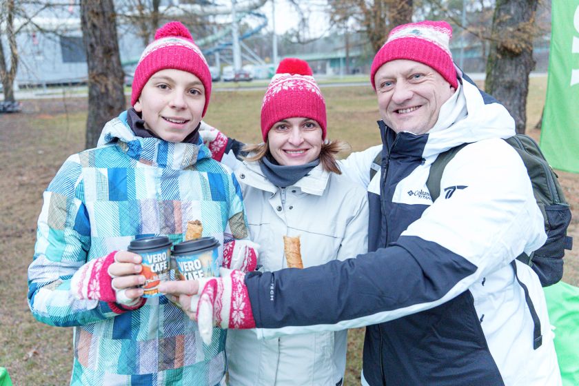 Druskininkuose tikra kalėdinė žygiavimo šventė: šeštadienį „TrenkTuro” žygeiviai užkūrė šventinį karnavalą