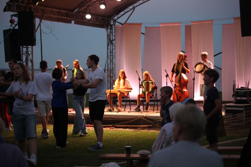 Juodkrantės festivalyje „Pūsk, vėjuži!“ – pirmasis lietuvių liaudies dainų rinkinys ir vestuvės pagal Mažosios Lietuvos tradicijas