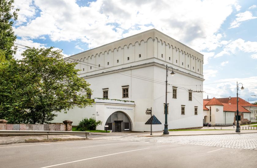 Stasio Ušinsko kūrybos ledkalnis Taikomosios dailės ir dizaino muziejuje – pasivaikščiojimas po parodą su Rasa Ušinskaite